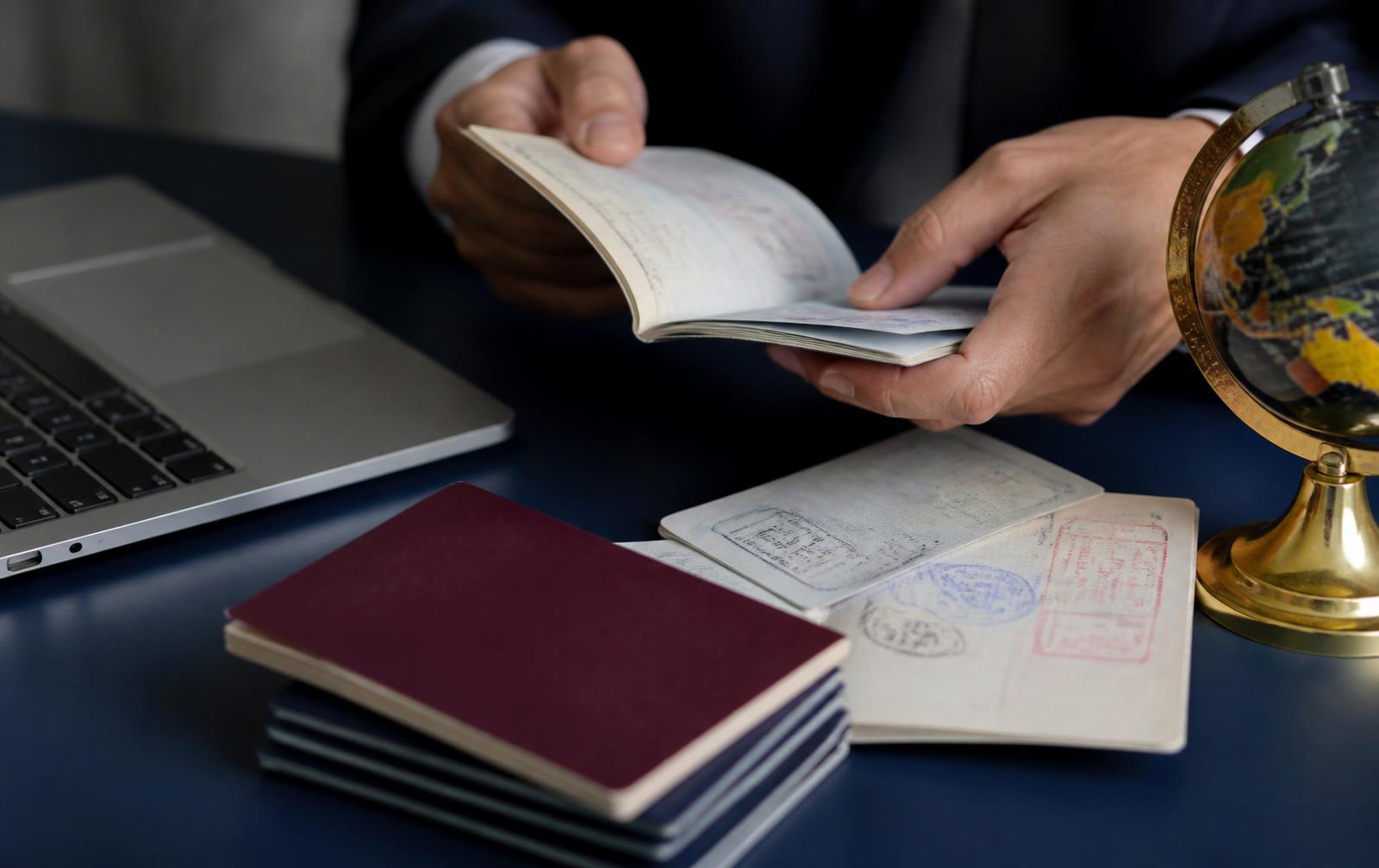 جوازات سفر ومستندات تأشيرة على مكتب